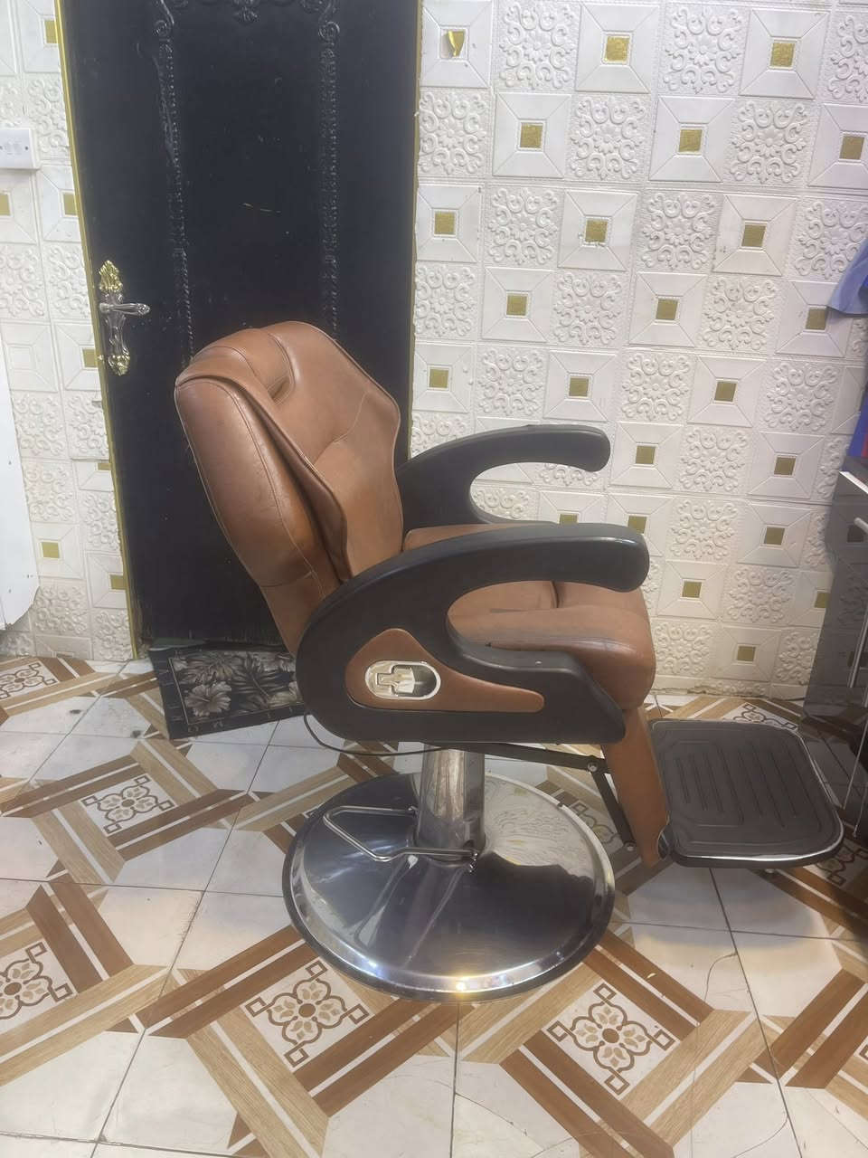 كرسي حلاقه جبير نظيف جداً جداً مكاني العامريه السعر ٢٢٥ وعندي توصيل داخل بغداد ***********
