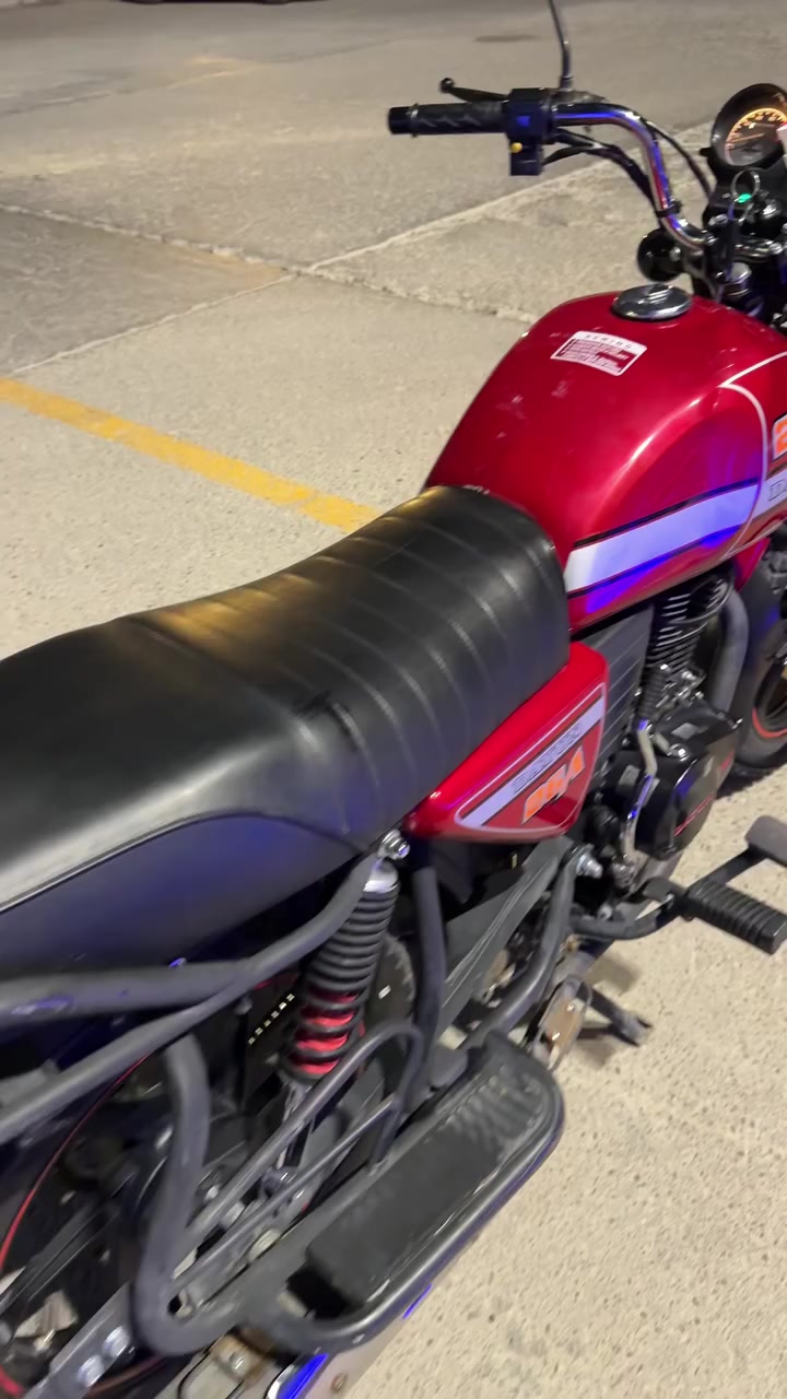 السلام عليكم دايوان 200cc للبيع موديل 23 دراجه جديدة وخير من اللّٰه مرقم بغداد ونقصها بس كفر صفحة الباتري والباقي كله كفاله السعر 2250 وبيها مجال بسيط مكاني بغداد رقمي *********** واتس او اتصال ممتواجد عل
فيس
