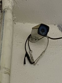 ٥ كامرات مع الجهاز ٨ چنل   وحده هيك فيجن   والبقيه نفس ماركة الجهاز وي...