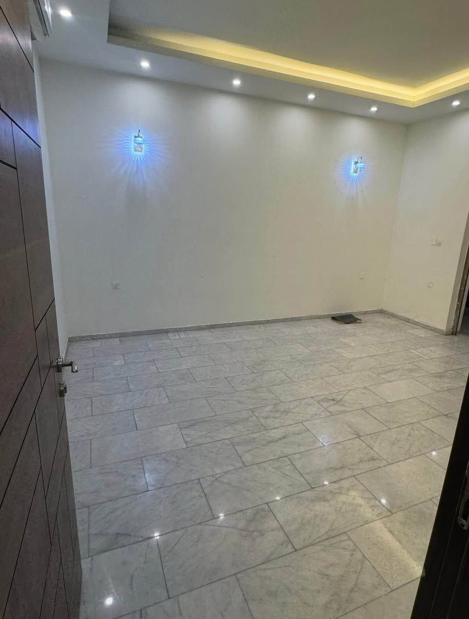 السلام عليكم توجد شقه للإيجار  مجهزه مطبخ امريكي وسبالت فول تحتوي على غرفتين نوم  مع غرفه ماستر وصاله وهول  وخدمات العنوان المنصور / حي المتنبي   للاستفسار  أكثر
*********** بغداد, العراق
