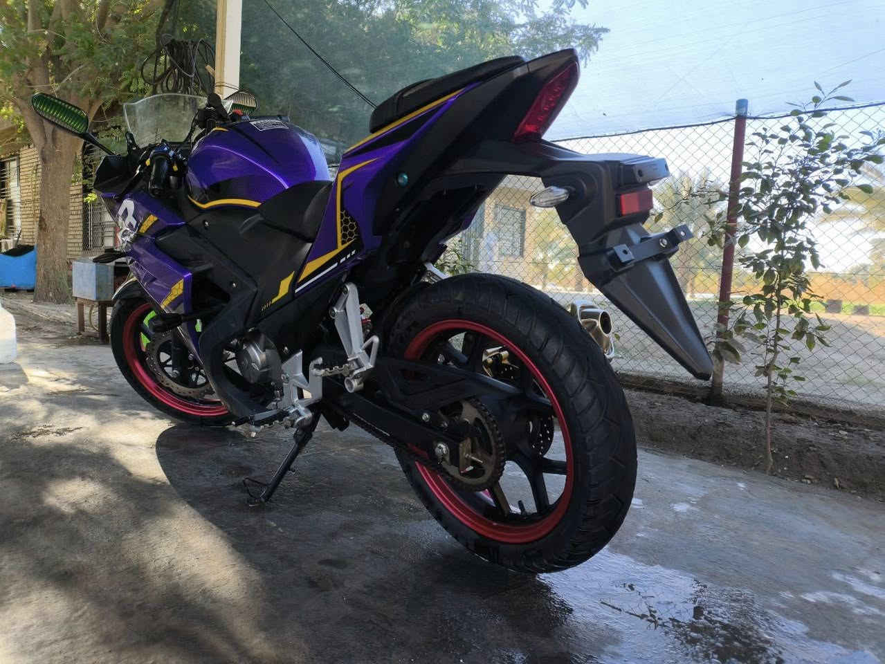 للبيع دايون بطح 200 R لون مميز ارجواني اوراق اصولي بس ترقم شرط برغي مامفتوح بيها كفالة عامة الدراجة استعمال قليل راسلني خاص وتدلل او التواصل على الرقم ***********
