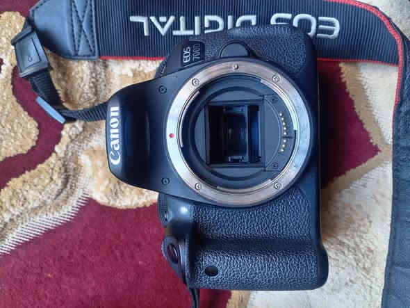 سلام عليكم كامره كانون للبيع كامل ملحقات 
بطاريات العدد 2شاحنه اصليه زوم رياضي بي عطل خفيف  وزوم مو رياضي جنطه حزام كتف كامره نضيفه كلش للجناي كل هاذه وبسعر مناسب 350وبيها مجال الشراي الاتصال على الرقم ***********
