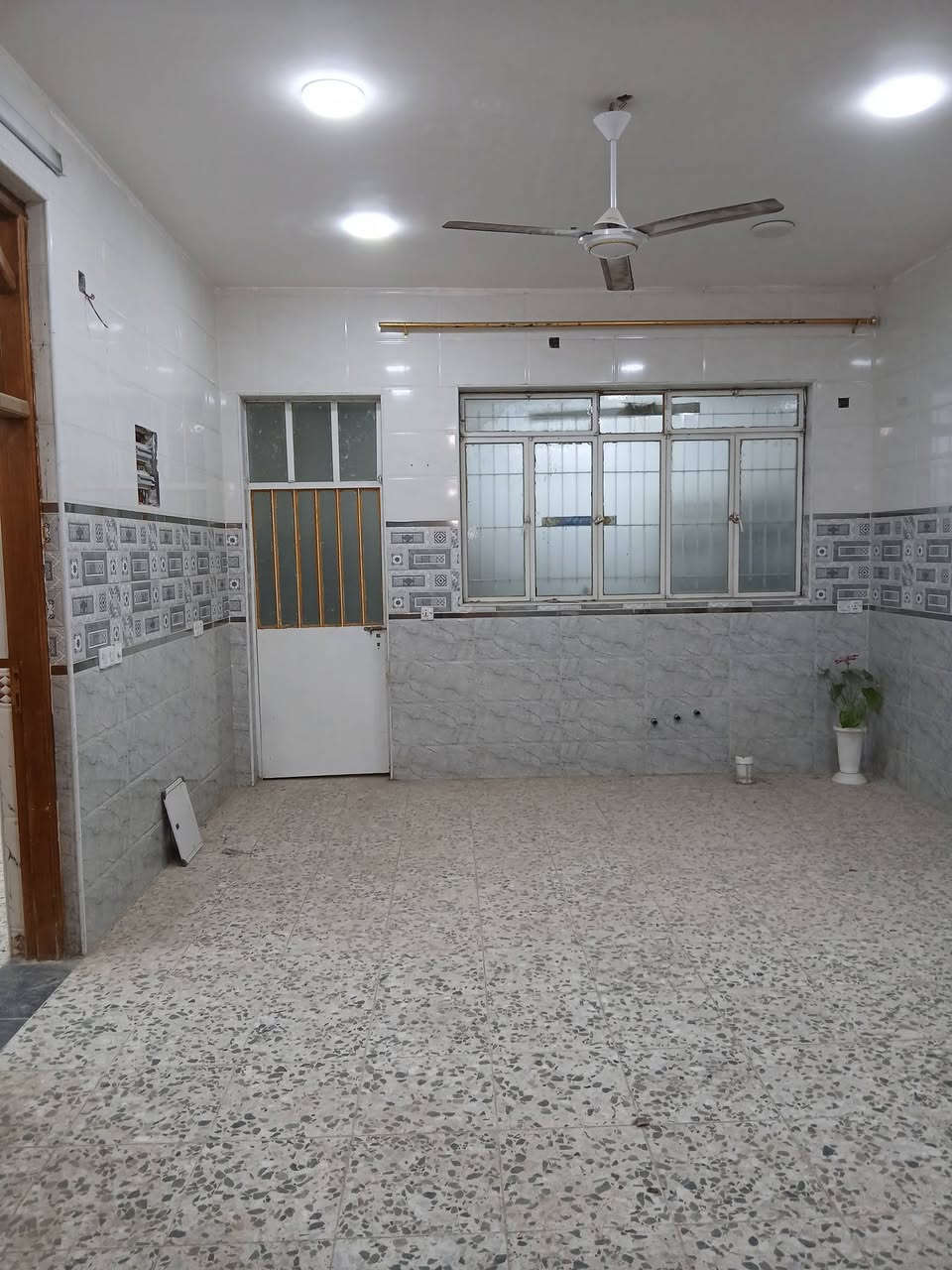 دار للبيع مساحه 200 متر منطقة العصائب الأولى ثاني فرع عن لشارع العام للاستفسار ***********           ابو محمد
