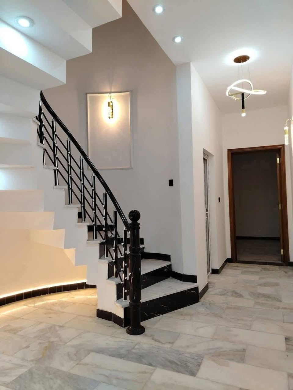 للبيع مساحه الواحد 100 متر
حي الجهاد قريب جدا من الشارع العام. 
واجهة 5م. نزال 20متر 
عرض شارع 10متر عرض رصيف 3متر 
يحتوي  على هول صالة
منور مطبخ وخدمات عدد 2
غرف نوم عدد 3 منور 
واجهة موردن   ارضية مرمر
بيت فول درجه اولى 

للاستفسار اكثر  الاتصال أو واتساب على *********** مكتب حمورابي للعقار
