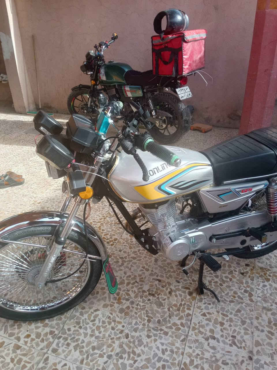 دراجه تايكر موديل ٢٥ خمس تنميرات  دراجه حلوه حيل ونضيفه بمعنه كلمه ومشتريها يمكن مطالع بيها غير مرتين بس عندي ذاك ثاني مرقم الي ورا فا كلت خل ابيعه احسن  مابيها اي نقص سعرها ٦٥٠ بي مجال قليل رقمي ***********
