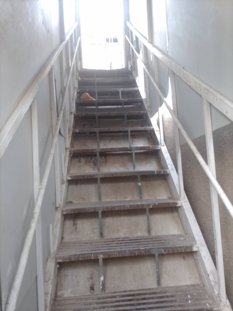 سلام عليكم عندي بيت استثمار يحتوي على مشتملين مفصولين عن آخر استثمار مده سنه وقابل للتجديد سنويا 6000 مليون دينار علما مشتمل واحد يتااجر 400 الف شهر مكان بغداد حي علام شارع القماير الكويته يحب تفاصيل يتصل او على وتساب ***********
