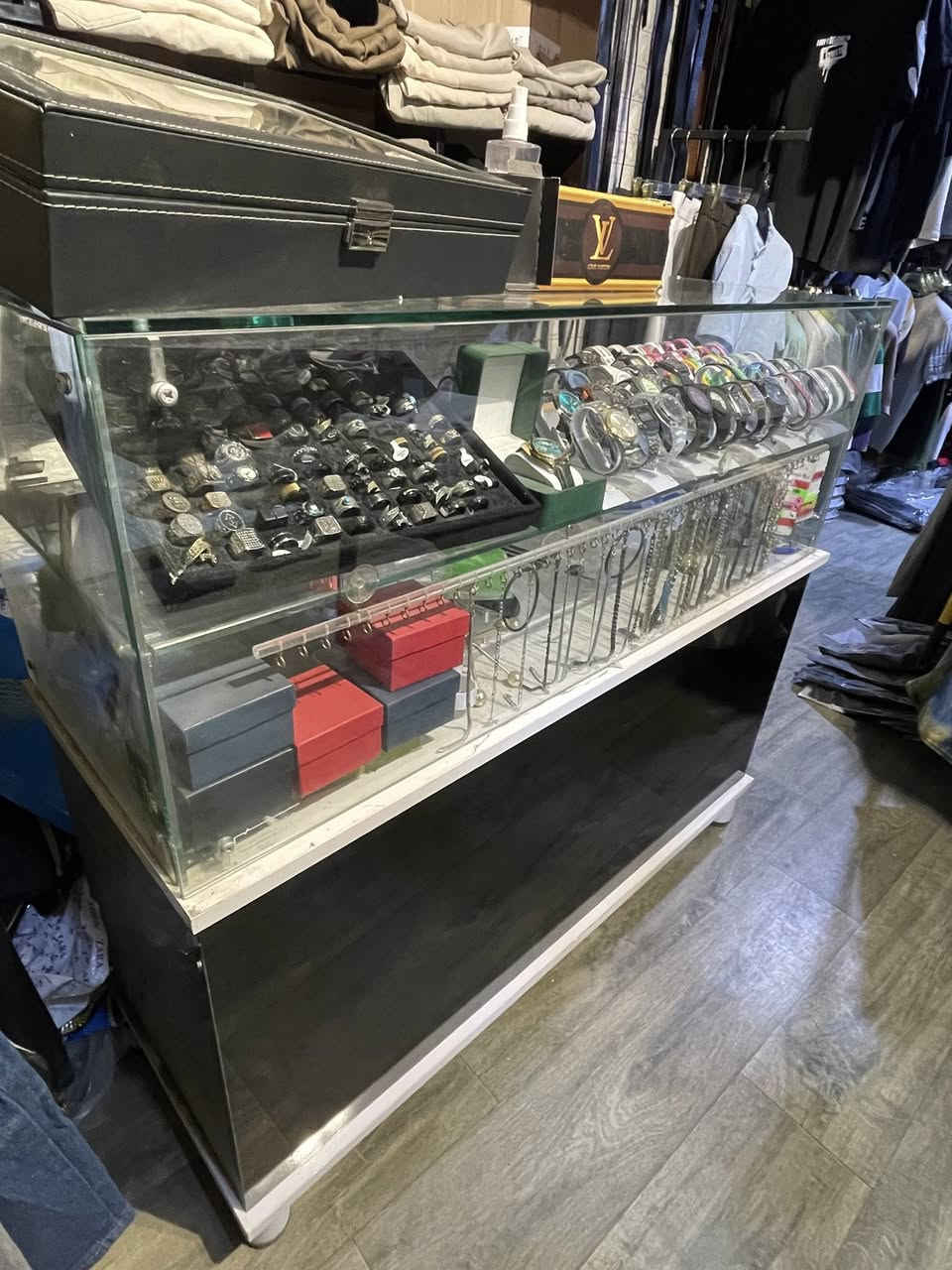 معرض او ميز (فاترينا) زجاج للبيع السعر ١٧٠ الف للإستفسار واتساب او شريحه ***********
