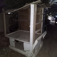 عربانه خشب • رفوف ومخزن • سقف متعب