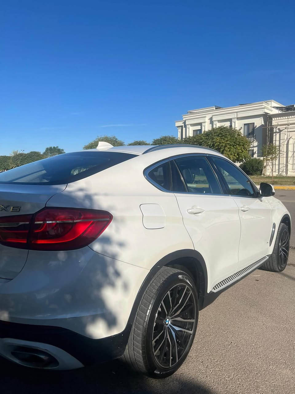 للبيع:  ابيض BMW X6 30d xDrive 2019 – 25,000$ (قابل للتفاوض)

السيارة نظيفة جداً. ماشية 212.000 كم قابله للزيادة تم تبديل المحرك N57 جديد  ماشي تقريباً 20 الف كيلومتر وصيانة كل ملحقات المحرك من نوزلات وتوربو وبراد وفلاتر وزنجيل كلها جديدة شديتها على ايدي يعني مكينة كامله جديدة صفر  . تفويلة الكاز تمشيك فوك ال 1100 كيلو يعني حالها حال الهايبرد.السيارة وحش كبير الحجم وجاهزة للانطلاق على طول 🏁
گير و مكينه كفاله عامه ✅

السيارة تم الاعتناء بها دائمًا بشكل ممتاز، نستخدم فقط ديزل بريميوم، وتم تغيير أفضل نوع زيت كل 5,000 كم،

⚡ الأداء والمواصفات:
 • القوة: 258 حصان
 • العزم: 560 نيوتن متر
 • التسارع: 0-100 كم/س في ~6.5 ثانية 🚀
 • نظام الدفع: xDrive رباعي الدفع

🎵 الفخامة والمميزات:
 • سبيكر سستم بريميم + Harman Kardon 🎵
 • فتحة سقف 🌞
 • مقاعد مدفأة وكهربائية 🔥
 • عجلة قيادة كهربائية
 • صندوق خلفي كهربائي
 • داخلية فاخرة Full Options مع گير ٨ نمر أوتوماتيك المعروف من بي إم
 • والقائمة تطول مع العديد من المميزات الفاخرة الأخرى ✨

السيارة ممتازة للمسافات الطويلة واليومية، مزيج مثالي بين القوة، الراحة، والاعتمادية.
الصبغ مكانين فقط 
نصف جاملغ خلفي ايسر وجاملغ ايمن خلفي كامل فقط 
بدون ايرباك بدون دواخل والسونار موجود 
ابل كاربلي بلادي بالاضافه لاندرويد اوتو اشتريته ب 200$

المكان: أربيل وبغداد
للاستفسار أو للمزيد من المعلومات: اتصل أو راسل على هذا الرقم 
***********

السعر: 25.000$ (قابل للتفاوض) 💰 أربيل, العراق
