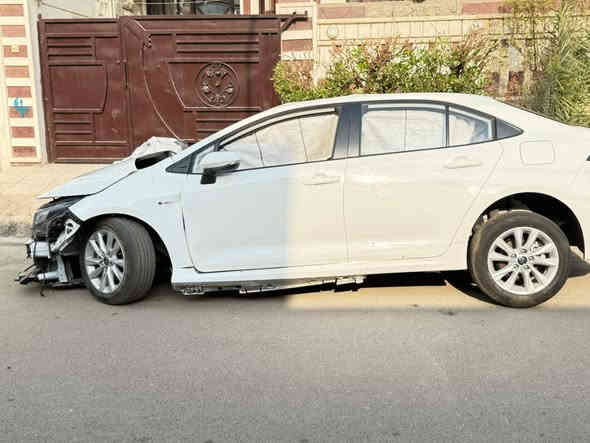 سلام عليكم سياره للبيع تويوتا كورولا موديل 25 شكل خليجي على حادث بيع شراي يتصل 
العنوان بغداد الغدير ***********
