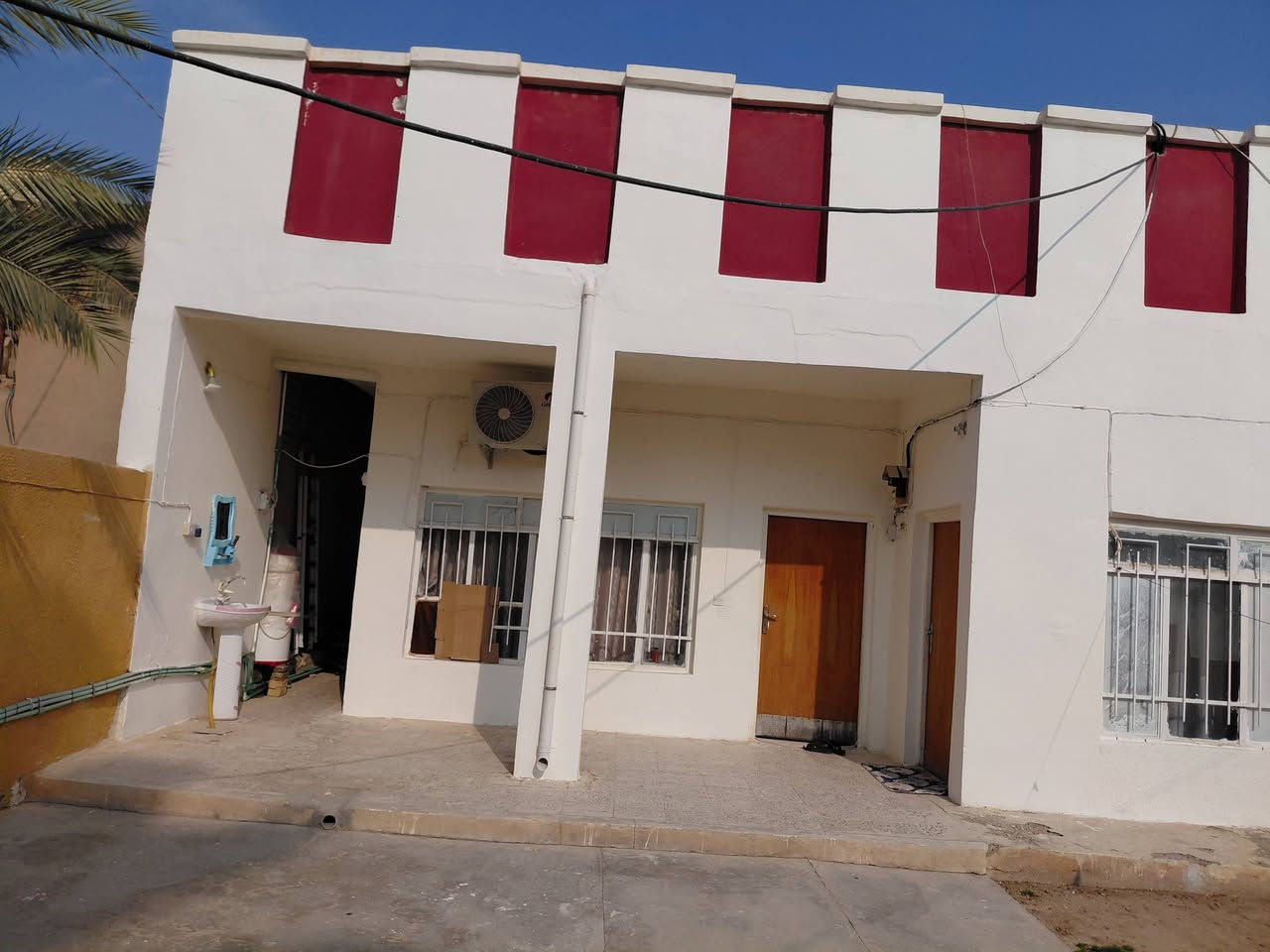 يباع نقدا او على المبادرة.. مساحة ٢٠٠ متر طابقين جاهز للسكن بدون نواقص
الطابق الاول كراج حديقة صحيات خارجية.. استقبال هول غرفة نوم مطبخ حمام داخلي 
الطابق الثاني غرفتين .. يبعد عن السوك ١٥٠ متر .. ارتفاع البناء ٣ متر .. طابوك جمهوري احمر.. زويريجات بالقرب من مدرسة البصرة وشارع مركز الشباب 
خدمات المنطقة كاملة صب جديد كهرباء انترنت ضوئي
السعر ٩٥ مليون 
واتساب واتصال ***********-***********
