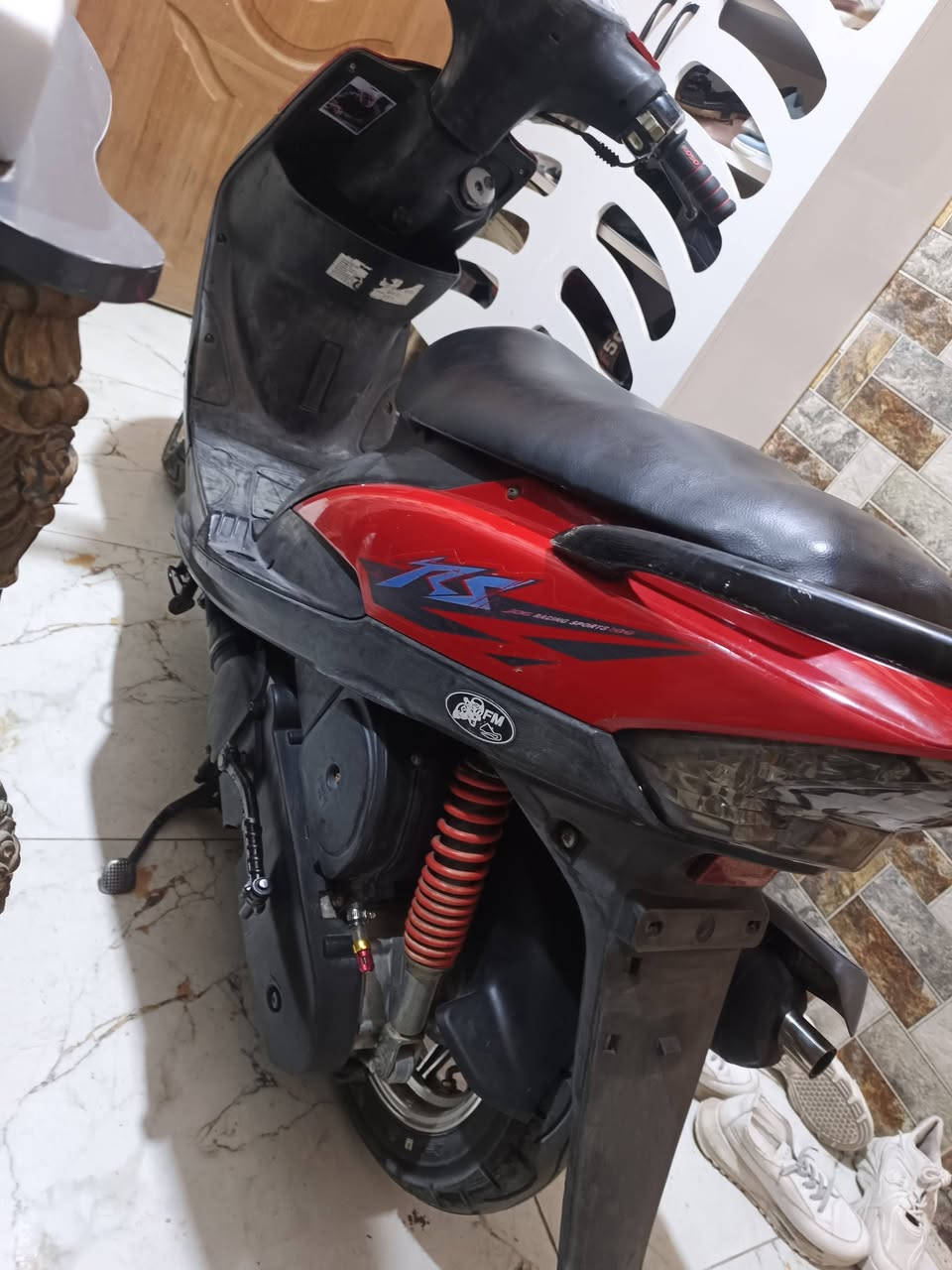 سلام عليكم الدراجه بلاديه كلشي مابيهه مكينه ناعمه الدراجه ما مفتوحه ولا مبوشه بحالت الوكاله كلشي شغال الكهربائيات گلهن شغالات بوشه 49 سبب البيعه محتاج فلوس وردة ابيعهه السعر 900 الف وبيهه مجال مكاني البصره  هاذ رقمي للستفسار ***********
