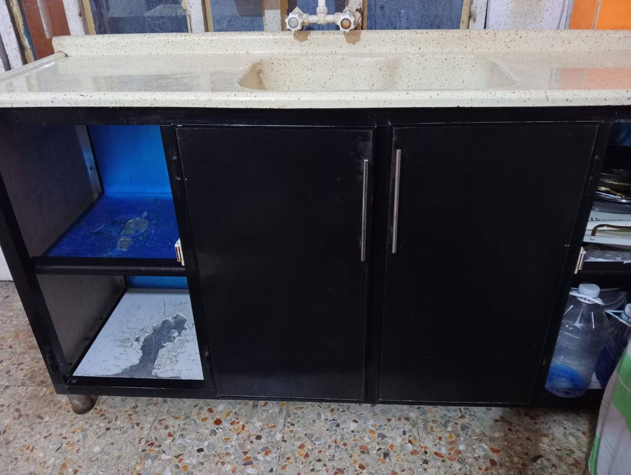 سنك كبير للبيع مرمر اصلي بي بابين مكسورات بسبب النقل من الداخل نظيف جدا 
الابواب موجودة وتتصلح 
رقمي ***********
