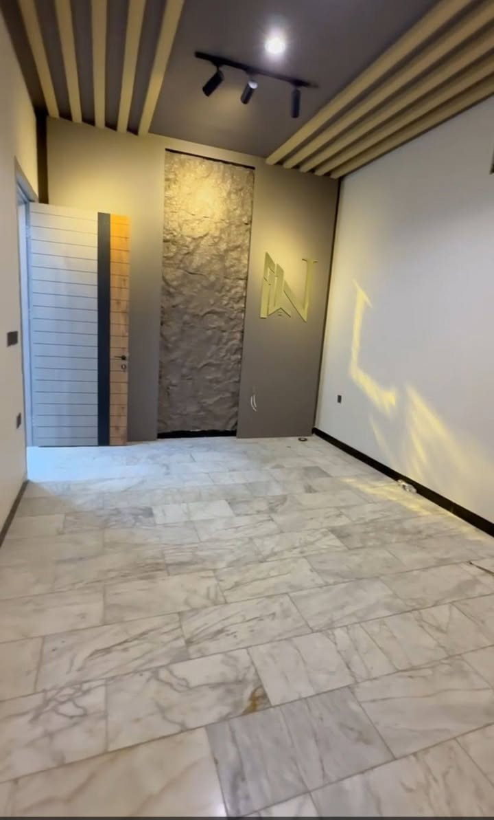 🏗  #شقة_حديثة_أرضية_للأيجار  🏗
               
           سكني ___ تجاري  

📍الموقع :- #اليرموك _ خلف مستشفى السلامة محله 616

🔛 المساحة :- 150 متر

◾️تحتوى على :- مدخلين _ صالة _ مطبخ كبير _ صحيات _ غرفتين نوم ماستر _ كهرباء خصخصة .

👈🏻 متوفر موقف للسيارة  👉🏻

⁉️ لمعرفة الإيجار اكتب رقم 6 بالتعليقات.

للمزيد من العروض لطفاً الاشتراك بقناتنا على 
🌐التليجرام :
https://t.me/Ajarty

واتساب 👇🏼
https://whatsapp.com/channel/0029VaDf8d14yltRzy5EwZ15

📍عنوان الشركة : حي الجامعة _ بداية شارع المركز

📌للمعاينة والاستفسار : يرجى التواصل على الارقام التالية 📲
***********
***********
