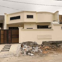 بيت ٢٠٠ م مسلح بناء حديث ما مسكون  السنيه سياحي قرب سكه  يحتوي على غرف...