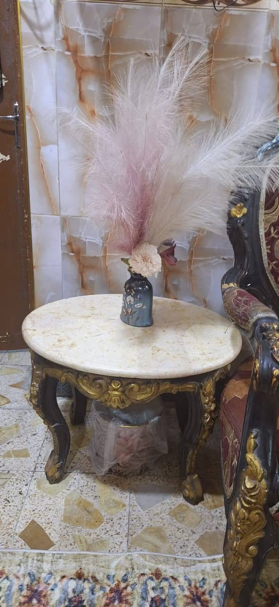 السلام عليكم 
طقم ملكي خشب مصري ثقيل ..
٢ قطع كبيرة و٤ كراسي ،
مع ٣ طبلة مرمرية ثقيلة ..
٢ صغير وحدة وسطية كبيرة 
السعر ٦٠٠ قابل للتفاوض 🌹


**إذا كنت صاحب هذا الإعلان وتريد حذفه لأي سبب، رجاءا أرسل رسالة إلى الدعم الفني**