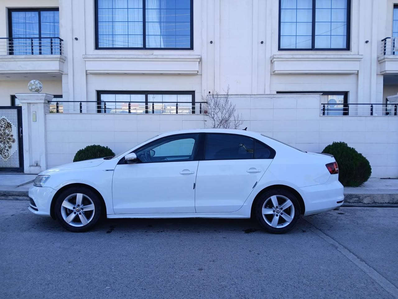 جیتا ٢٠١٦ خەلیجی مەکینە ٢.٠ بێ تۆربۆ مەرغوب 
نیو چاملخی هەیە لە ڕسمەکە دیارە بێ ژۆرێ بێ ئێڕباگ کارتەکی گچکەش لە دەرکەی پشتەوە لای سایەق لەگەل کەمەک دۆسەکانی سبوغە 
١٣٢ هەزار ڕۆیشتیە 
تەحویل گێڕ مەکینە بە شەرت
سەنەوی ٢٠٢٧/٨ 
113$ مەجال
0750 684 1999 أربيل, العراق
