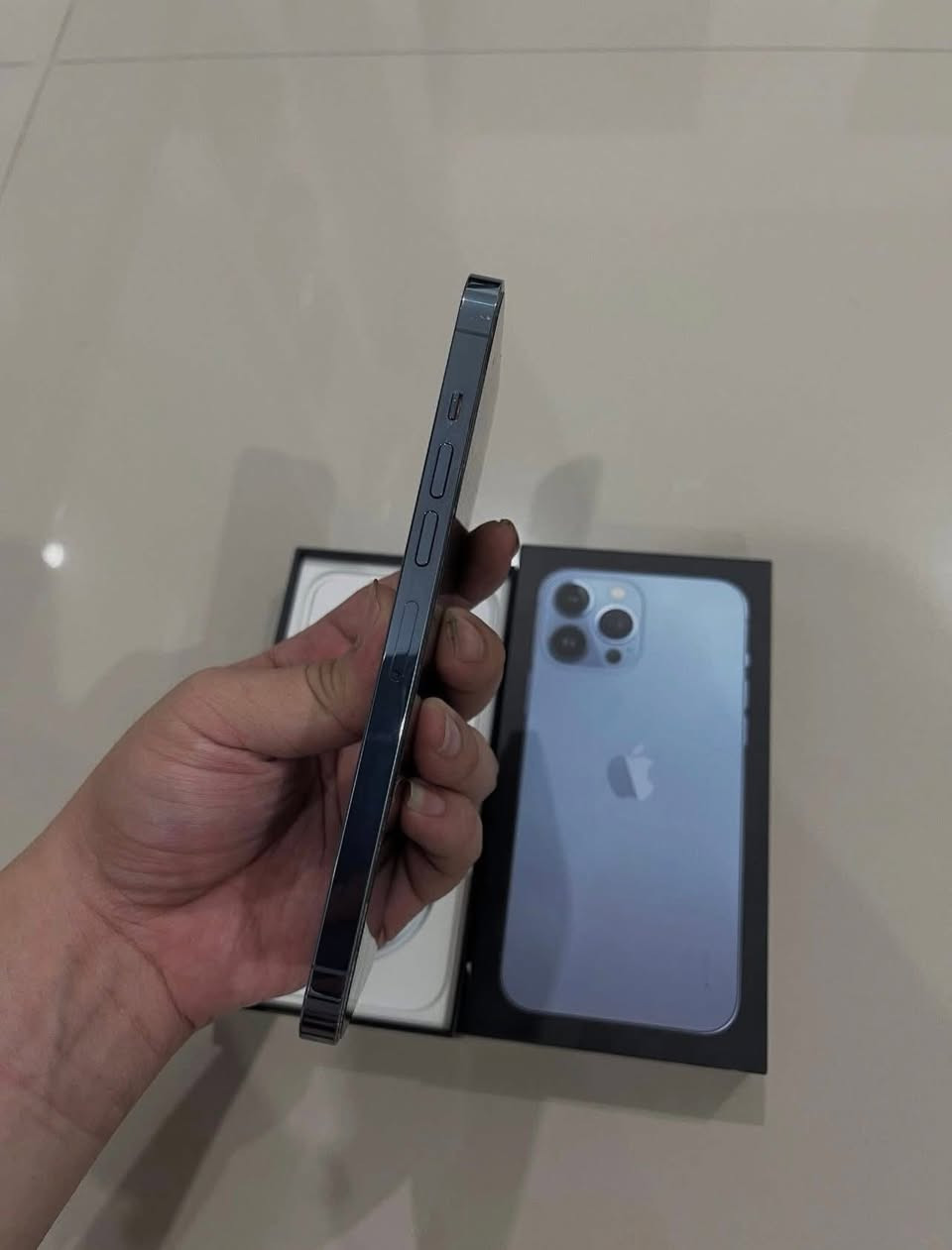 iPhone 13 Pro Max
ذاكرته 256 بطاريه مرفوعه فقط نسبتها 88 مرفوع لـ100 
شاشه مبدل من جهاز لجهاز بشرط مال تفصيخ
فيس ايدي كله كامل شغال 
ملحقاته كامل تك سيم ويدعم شريحه الكترونيه
شراي اتصل ع رقم ***********
