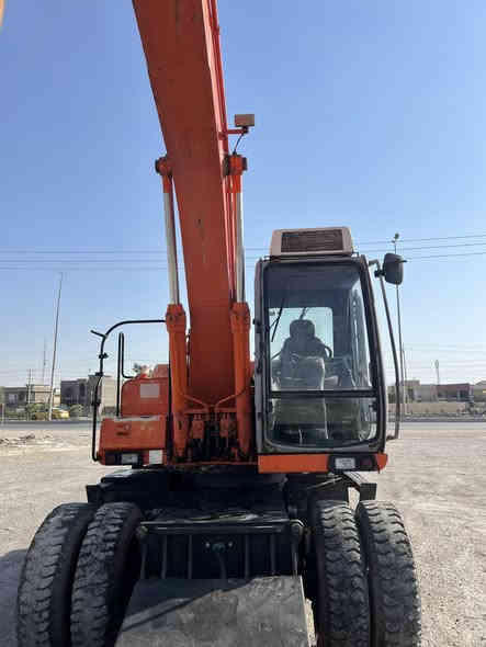 السلام عليكم 
حفارةللبيع فيات هيتاشي موديل 2001  مشتغلة 13500 ساعة جديد جاهزة للعمل مأسسة نقار وكماشة بلادي تبريد ثلج
 رقم سليمانية باسمي
للاتصال ***********
