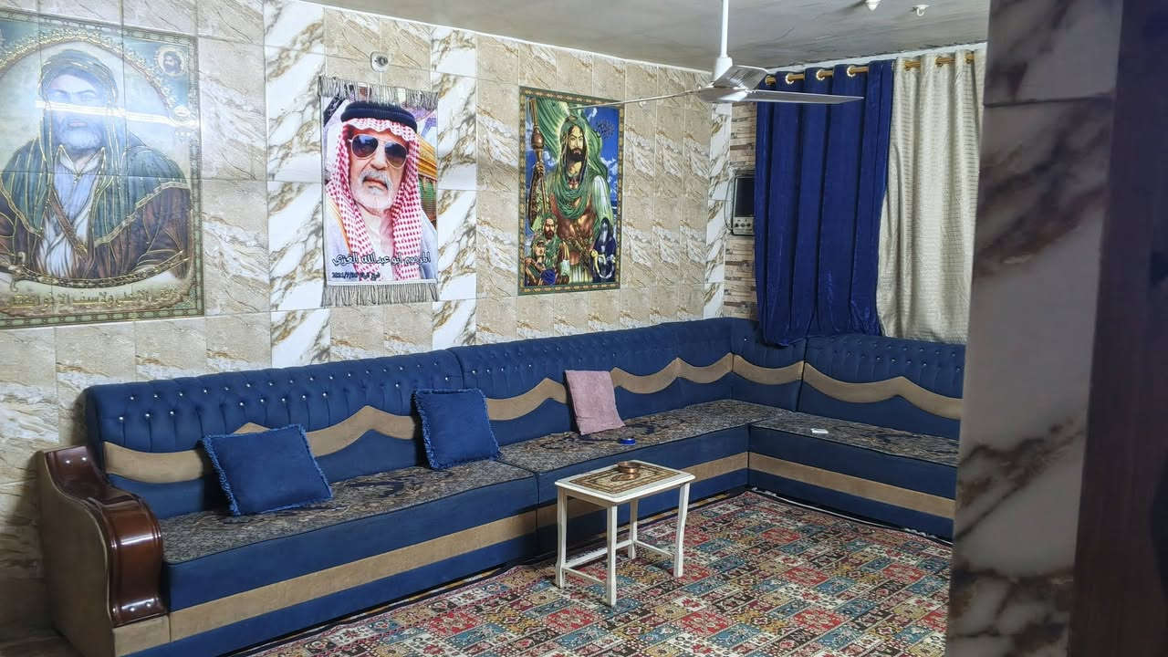 للبيع نصف قطعه اماميه  عكاده قطاع السادس فرع كوكو مول استفبال ومطبخ وحولي وثلاثه غرف نوم    قاطين القاط الثاني مبني جديد السطح مسقف مخزن على كبر البيت  الاستفسار الاتصال *********** واتساب ***********
