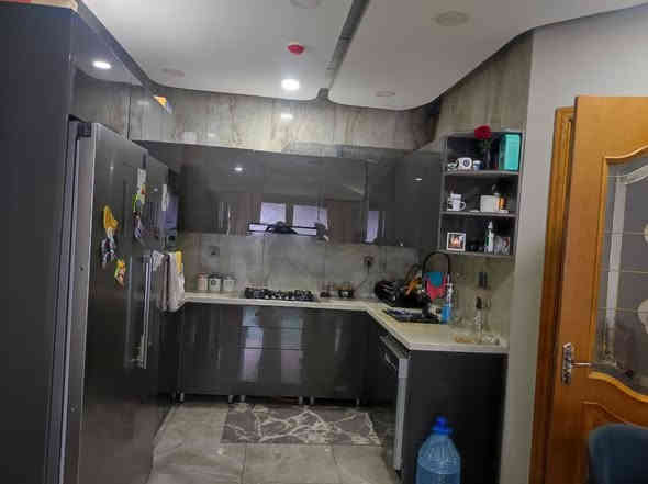 شقة للبيع داخل مجمع جوهرة المحيط 
الموقع: مدينة الكاظمية، خلف مديرية المرور.
**تفاصيل الشقة:**
* المساحة: 180 متر مربع.
* صالة استقبال معزولة مع جلسة عائلية.
* مطبخ كبير (4.5 متر × 3 متر) مجهز بكاونتر.
* 3 غرف نوم، إحداها ماستر سويت بحمام خاص.
* حمام للضيوف معزول.
* حمام كبير للعائلة.
* 2 بالكون.
* إطلالة جميلة جدًا على البساتين.

**الخدمات:**
* مصعدان للأشخاص، ومصعد ثالث للخدمات.
* كل طابق يحتوي على منظومة إطفاء حريق إلكترونية.
* فتحة لرمي النفايات في كل طابق.
* ماء وكهرباء 24 ساعة.
* ملعب.
* مركز صحي.
* مواقف سيارات تحت الأرض وفوق الأرض.
* سكيورتي.
* جيم رياضي، مسبح، ومحلات تسوق.

للاتصال أو واتساب: ***********
الأمراء للعقار والاستثمار والتسويق العقاري.
نستقبل جميع عروضكم العقارية، للتواصل عبر واتساب.
