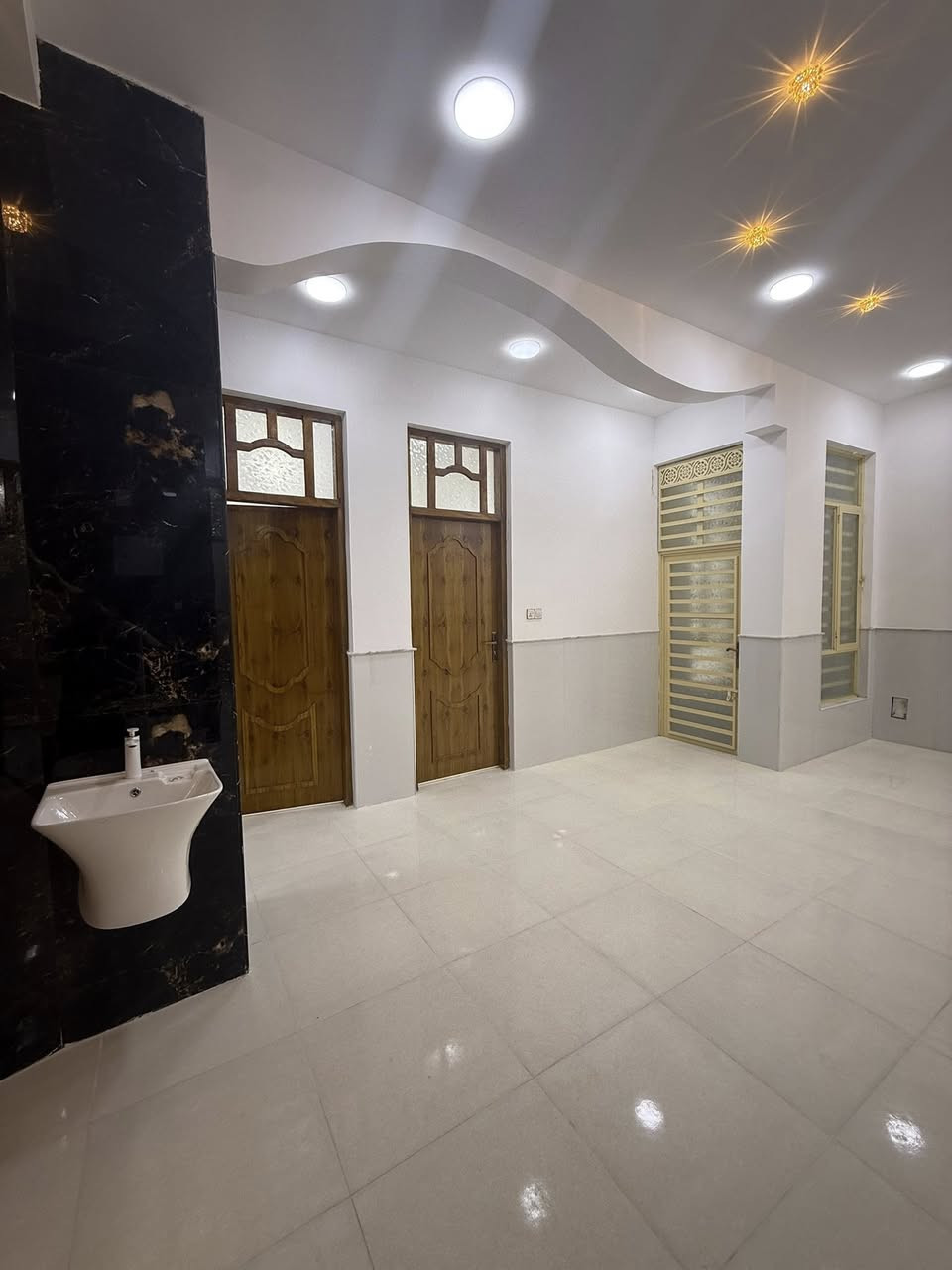 يا الله الدار للبيع المساحة 200متر بناء حديث درجة اولى في نهاوند ل11 قرب البطاقة الوطنية للاستفسار والاتصال المباشر على صاحب العقار ***********
