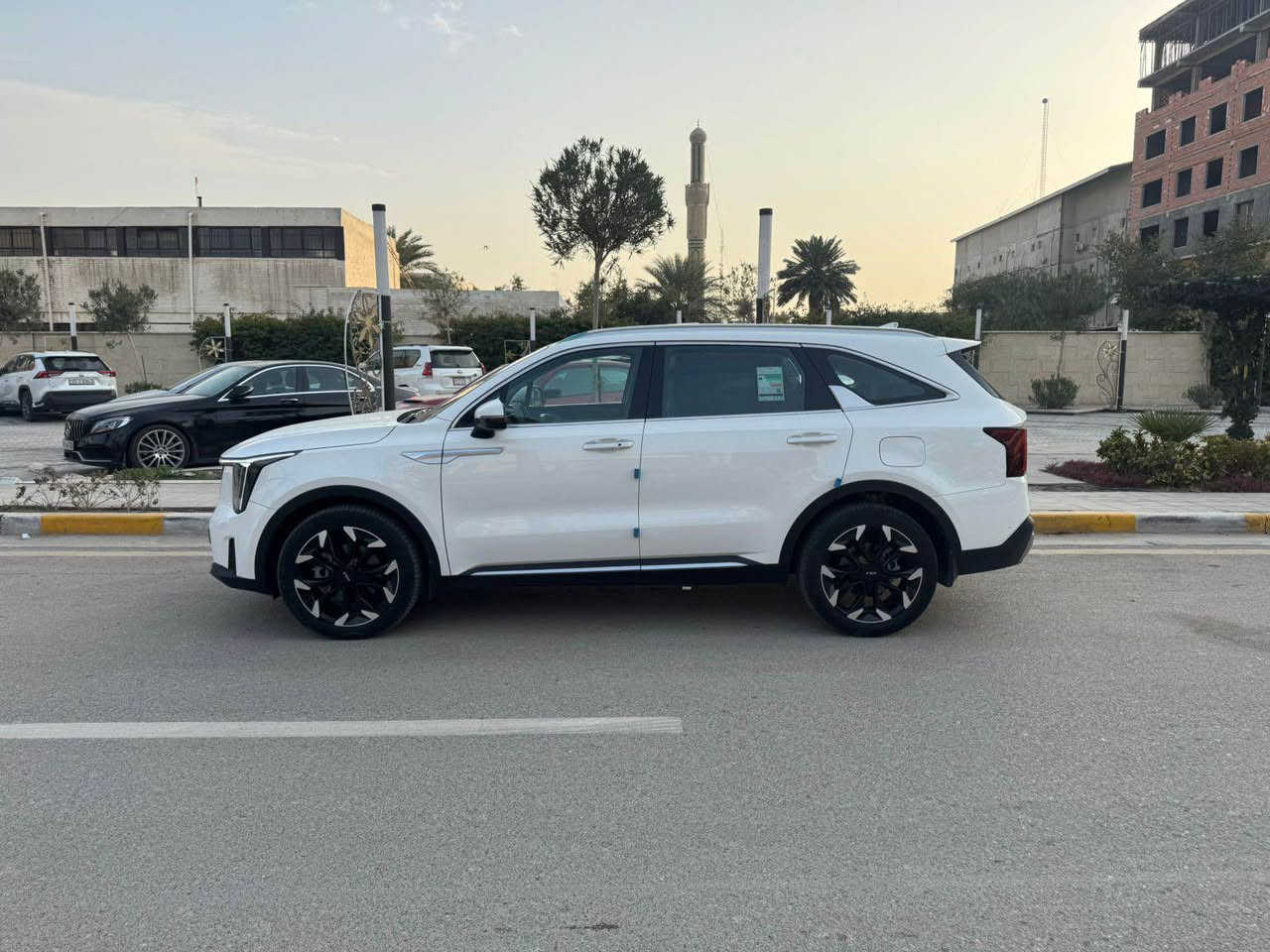 كيا سورنتو  2024 وكالة الدولية السيارة تحت الضمان ماشية 4800 كيلو بحالة الزيرو
رقم بغداد الدولي الجديد و هزة جديدة
‏v6.  3500
مواصفات السيارة
بصمة
بنوراما
تشغيل عن بعد 
هاند بريك كهرباء
كراسي كهرباء 
صندوك كهرباء
دشبول شاشة متصل
لايت زنون
‏Led زنون
بك لايت led
حساس امامي
حساس خلفي
ويل كب حجم 20
بردات خلفية
7 راكب
تحكم مقود
درايڤ مود 
اوتو هولد 
شاحن لاسلكي
كير ماوس
تبريد 3 قطع
تحكم شاشة وتبريد لمس 
بلوجكتر زنون
مانع انحدار 
مانع انزلاق
اريل رادار
كامرة خلفية

شخط بلدعامية الخلفية صغير ما مكحل و صبغ جزء صغير بلدعامية الامامية ( تبخير ) اثر شخوط و موجود سونارها
مكان السيارة بغداد اليرموك
السعر 33000$ و بيها مجال
للاتصال على الرقم *********** Colombo, Sri Lanka
