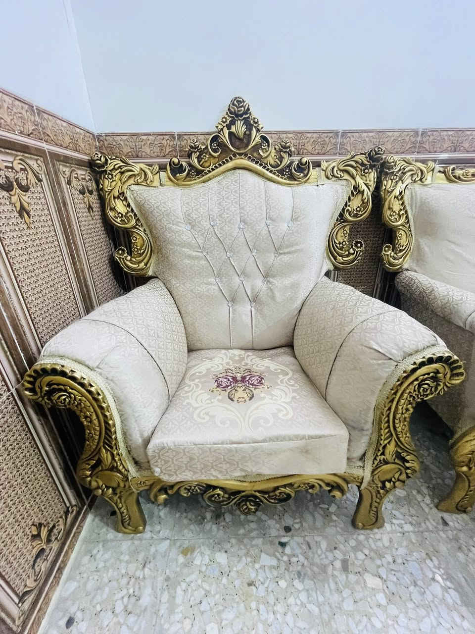 السلام عليكم تخم للبيع ملكي نضيف اي ضرر ما بيه وثكيل كلش ٨ مقاعد وياه مفرش هديه السعر ٢٥٠ العنوان البلديات الرقم *********** واتساب فقط

