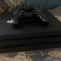 بلايستيشن 4 برو 12 بكامل ملحقاته ' حجم (1TB) للبيع جهاز PS4 Pro . مستع...
