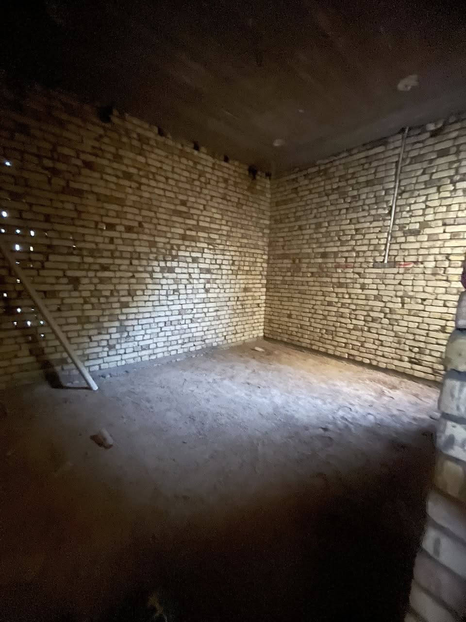 دار للبيع هيكل  مساحه ١٠٠ متر مربع ١٠*١٠
العنوان الجمعيات حي الاساتذه قرب المدرسة 
***********  السعر خاص
