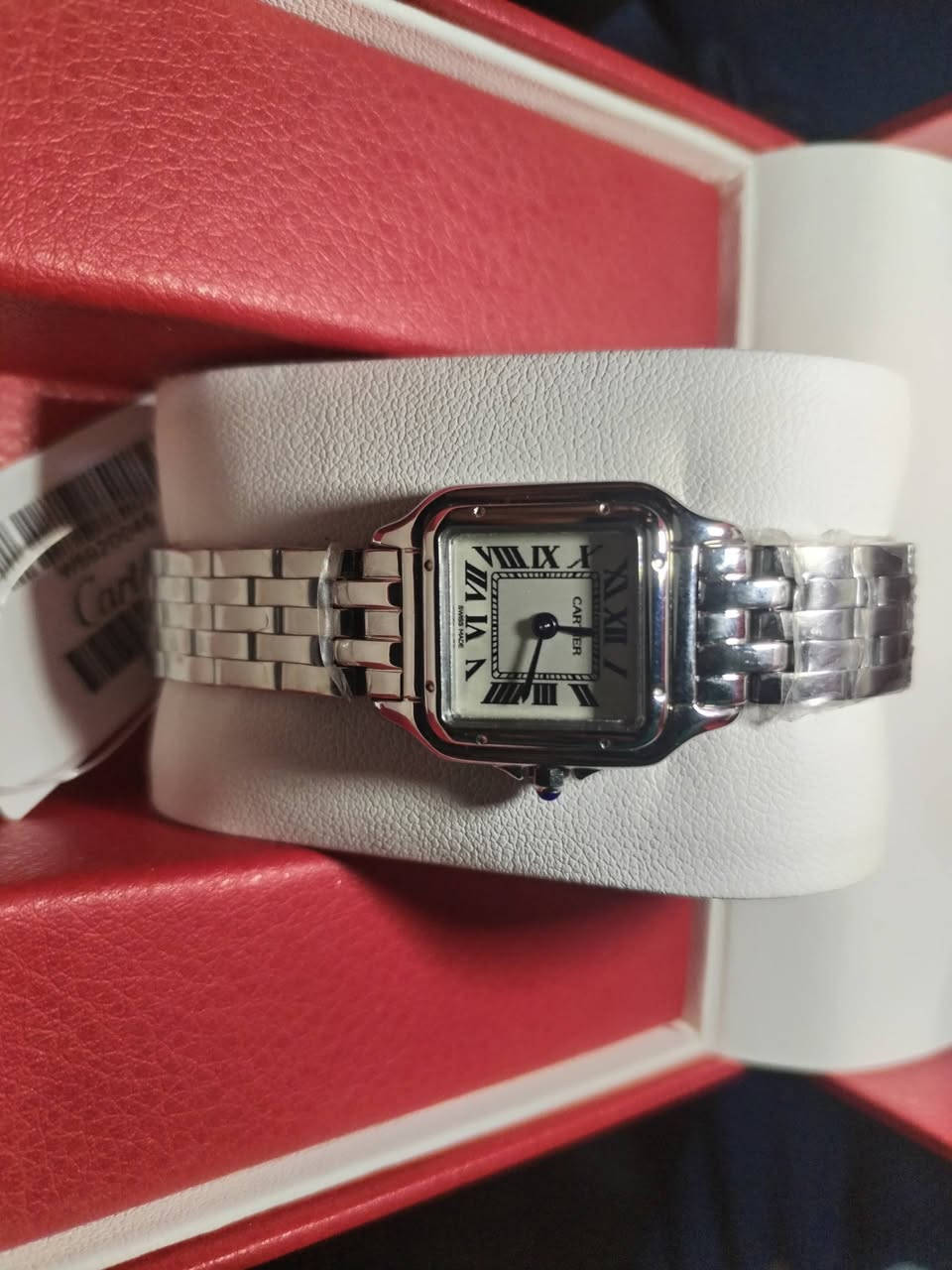 العنوان: ساعة كارتيير (Cartier) موديل بانثير - هاي كوبي درجة أولى ✨
الوصف:
لعشاق الأناقة والقطع المميزة، متوفرة الآن ساعة كارتيير بانثير (Panthère de Cartier) بتفاصيل دقيقة جداً ومقاربة للأصلي:
​الوزن: 58 غرام، وزن مثالي يحسسك بجودة المعدن وثباته على الإيد.
​التصميم: إطار مربع كلاسيكي مع البراغي الظاهرة اللي تنطي فخامة استثنائية للموديل.
​الدقة: تحتوي على التوقيع السري لكارتيير داخل الرقم 10 (Secret Signature).
​المادة: ستانلس ستيل (Steel) مقاوم للصدأ وبتشطيبات ناعمة.
​الماكنة: نظام كوارتز دقيق جداً وعملي.
​التفاصيل: سوار مفصلي مرن وقفل فراشة (Butterfly Clasp) محفور عليه شعار الماركة.
​الحالة: جديدة تماماً (Zero) ومغلفة بالنايلون لحمايتها.
​السعر: [ 100000 ]
التواصل : ( *********** ) واتساب .
التوصيل: متوفر لكافة المحافظات 🚚
