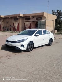 سيراتو للبيع محرك١٦٠٠ مكفوله كفاله عامه  ماشيه ٩٠ سياره جديده مامتعوبه...