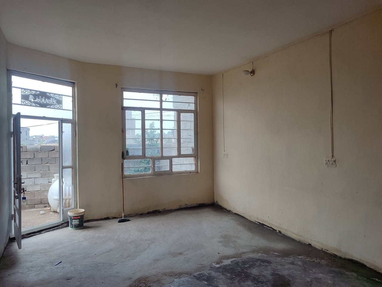 سلام عليكم 
دار للبيع المساحة 200متر طابو صرف يتكون من استقبال ومطبخ وصالة وغرفتين نوم نقص سيراميك الموقع نهر الشيخ حي العسكري السعر 70 وبي مجال للاستفسار ***********
