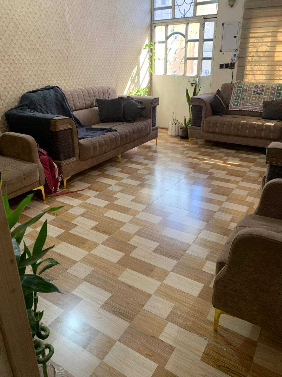 بيت للبيع في كاطون الرازي ١٠٠ متر طابقين  قرب. جامع الغفار قريب على ابو مشتاق الوكيل البيت كامل مابي نقص الطابق الثاني نفس الطابق الأرضي يحتوي على غرفتين وصحيات وصالة السعر المطلوب ١٢٠ وبي مجال بسيط رقم الهاتف ‏‪***********‬‏
