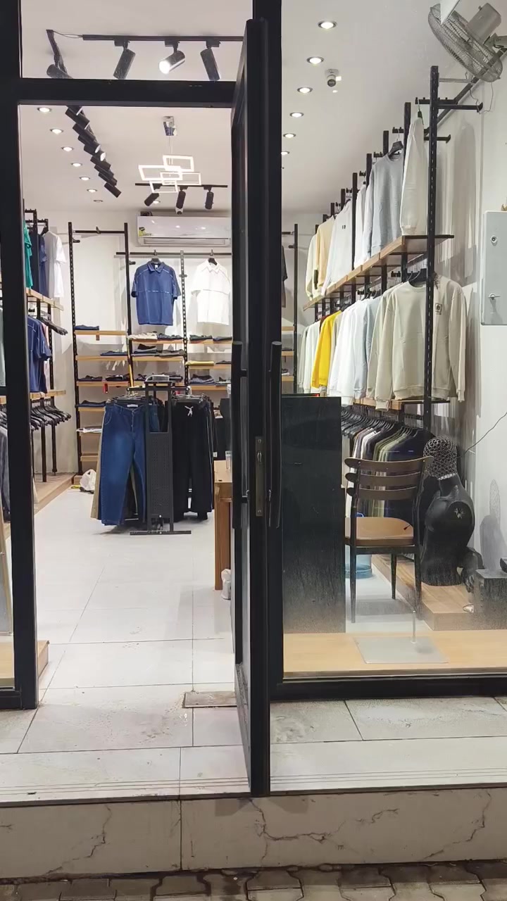 السلام عليكم
محل البسه رجالي جاهز مجرد جيب بضاعه وتفتح معروض للبيع 
المحل بالنجف 
جاهز من ديكور  وكلشي 
للاستفسار الاتصال
***********
