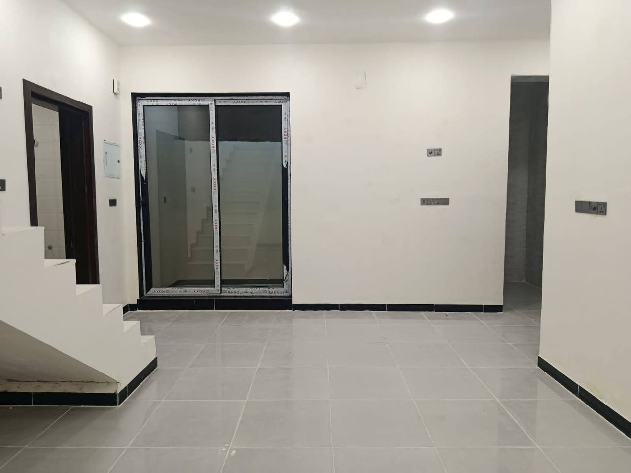 دار للبيع الورديه داخل قرب الامام سيد موسى تقسيم جديد كافه الخدمات ماء كهرباء تبليط اناره 170متر غرفتين نوم صاله مطبخ مجمع صحيات  كراج سياره هول كامل بعد جديد مامسكون ***********
