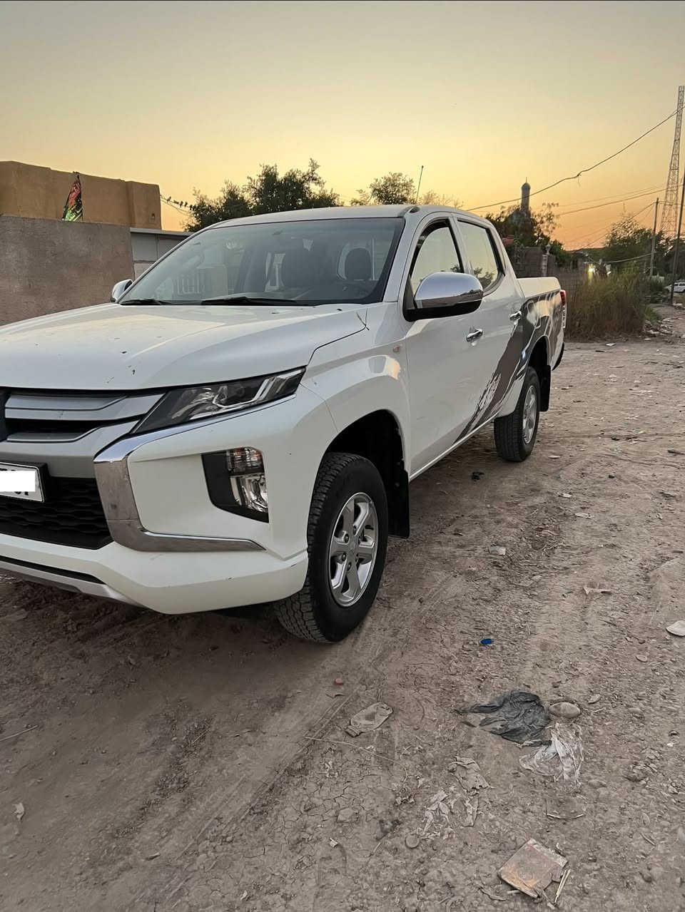 السلام عليكم L200 
رقم بغداد 
العنوان بغداد
موديل 2022
ماشيه 30000 كيلو
محرك 2400 بانزين
4 سلندر كير عـــادي فور ويل
تحويل مباشر
السعر : 23000$

تواصل : ***********
