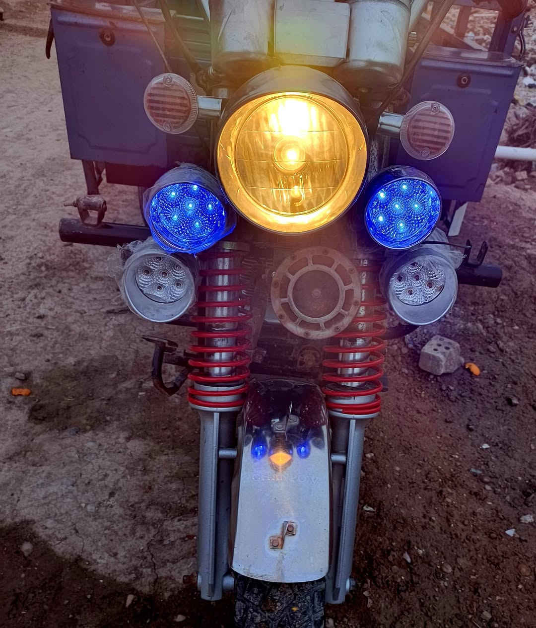 اسلام عليكم شباب ستوته صقر مديل ١٨ بلاديه مكينه بلاديه أوراق كامله وصولي تواير جوبلس كير بوكس جديد ضفيره جديده  كهربائيات كلها شغاله وجدد سلف هندر  بغداد المعامل ***********  لمو شراي لا يكسر بحلال لعالم
