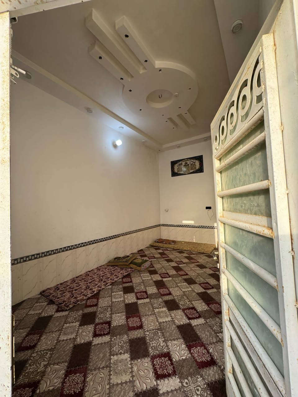 السلام عليكم بيت بأم الهوى الجديدة بشارع عمارة chf المساحة 125م ارتفاع البيت من الداخل ثلاث امتار و سبعين سانتيم تصميم طابقين بس الاول كامل (ما متواجد على الفيس)  *********** لاستفسار موجود واتساب
