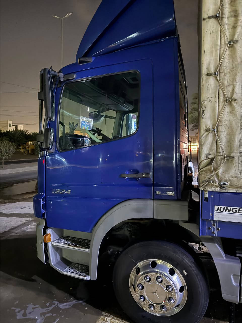 السلام عليكم اتكيو مارسدس موديل2011 فول مواصفات مكينه سته بستم 8برغي مثبت سرعه تحكم سترين جوبلس خلفي وسبرنك امامي سياره مقفوله عامه على وضع الشركه 
ضرقم الهاتف، ***********
