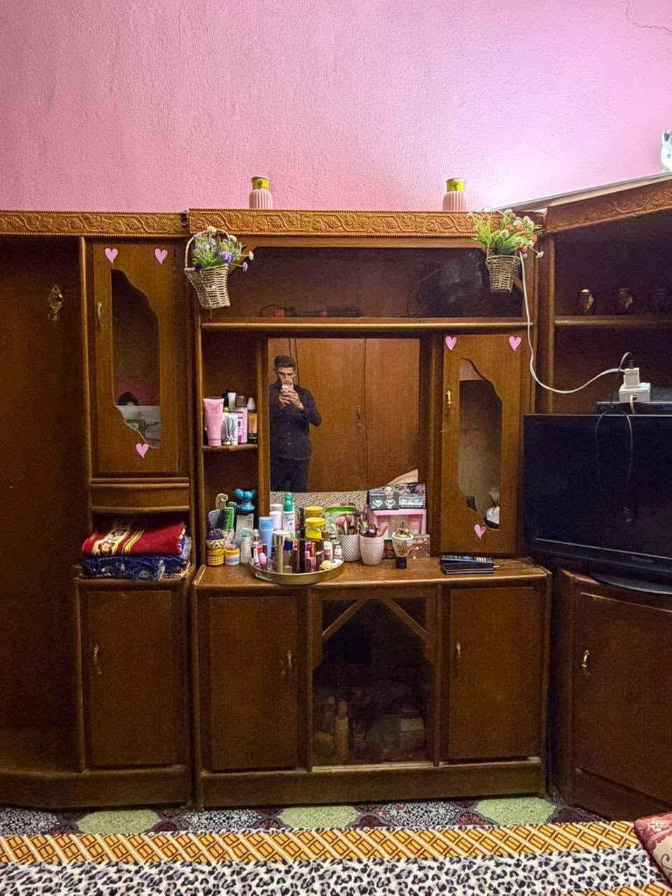 السلام عليكم. غرفة خشاب للبيع مكونه من ست قطع. السعر 700 وبي مجال المكان قرية البيضه.
اتصال ***********
