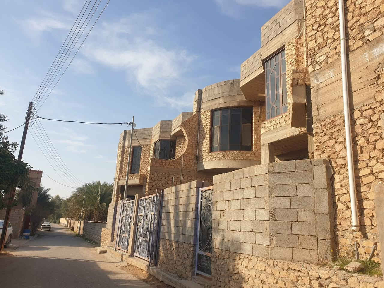 السلام عليكم للبيع مشتملات عدد 2  طابو صرف الانبار /حديثه الحي العسكري قرب جامع المجيد مساحة كل مشتمل 225م 
كل مشتمل يتكون من 4 غرف نوم  2 ارضي و2طابق ثاني واستقبال ومطبخ وصالة وصحيات داخليه الأرضية سيراميك والجدران للاستفسار الاتصال على الرقم التالي 

***********
‏***********
