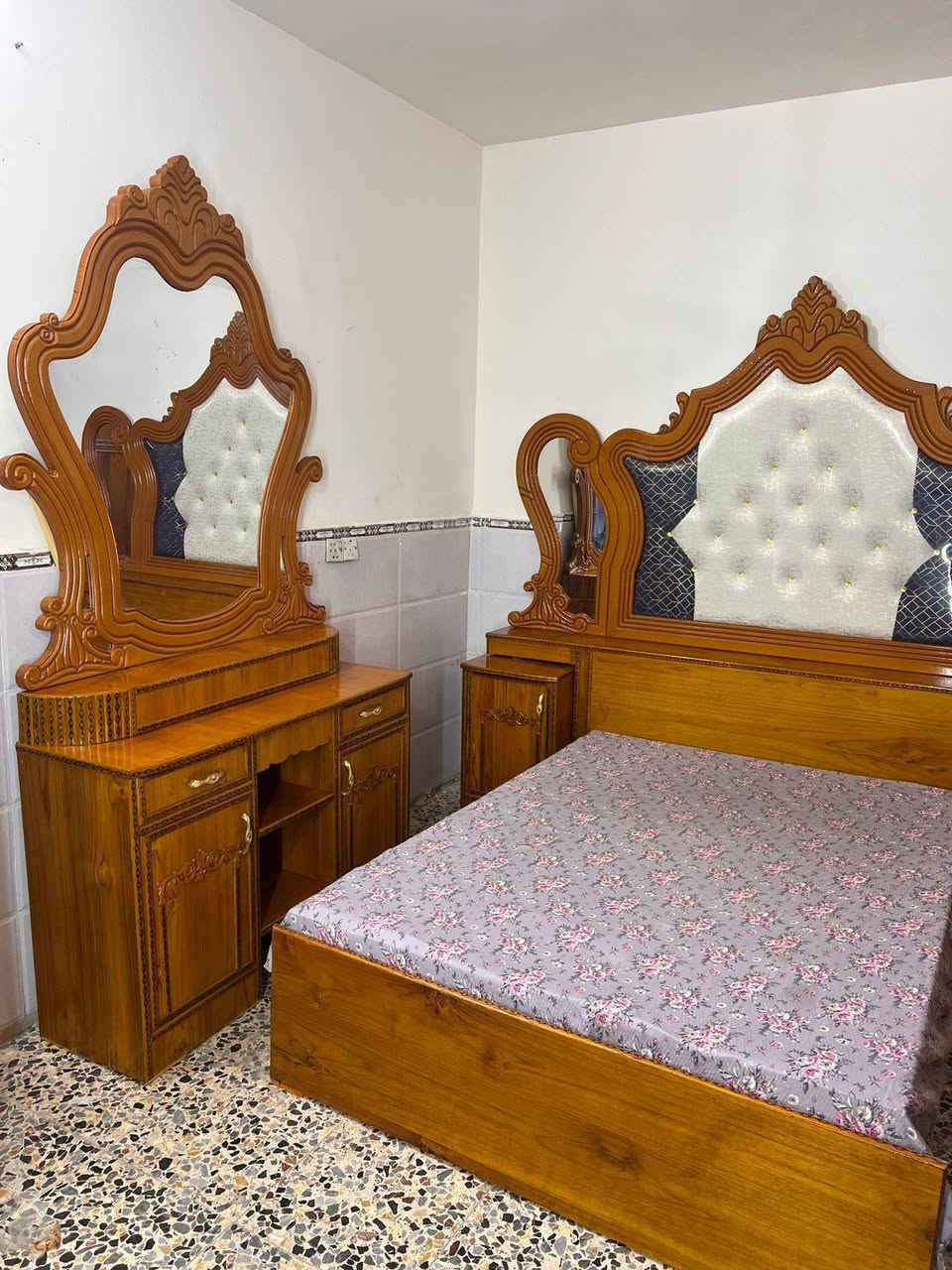 850غرفه خمس ابواب صاج داخل وخارج تفصال اخت جديده مال عرس وزاويه كنتوريه وضهر بلوك مكان بغداد الشعب حي بساتين الاستفسار ع ***********
