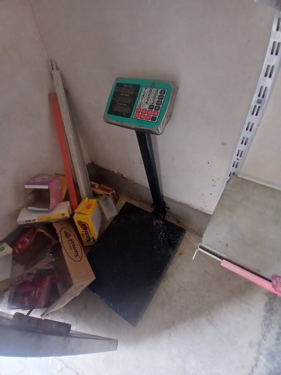 اقراض محل كامل رفوف ٨ متر مجمده عارضه ميز مكتب ميزان مكاني كركوك واحد حزيران ***********
