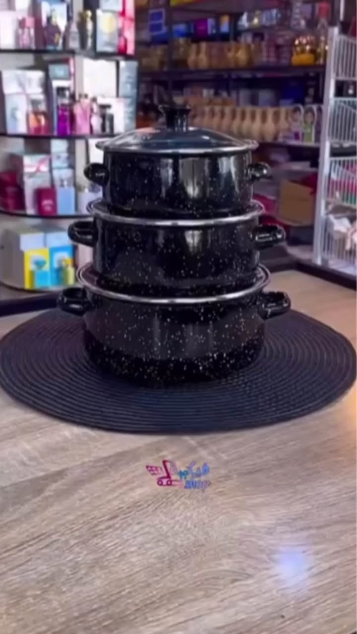 سيت قدور طبخ إيناميل ثلاثي مع أغطية زجاج

الاستخدامات

طهي الشوربات، المرق، الرز، والمعكرونة.

تحضير اليخنات والأطعمة اليومية بكميات مختلفة.

مناسب للاستخدام اليومي في المطبخ المنزلي.

مثالي للعائلات الصغيرة والمتوسطة.

المميزات

سيت مكوّن من 3 قدور بأحجام مختلفة لتغطية جميع احتياجات الطبخ.

مصنوع من معدن مطلي بطبقة إيناميل مقاومة للحرارة وسهلة التنظيف.

أغطية زجاجية شفافة مع فتحة بخار لمتابعة الطهي دون رفع الغطاء.

توزيع متوازن للحرارة يساعد على طهي متجانس.

مقابض جانبية متينة لسهولة الحمل والاستخدام.

تصميم منقّط أنيق باللون الأسود يناسب جميع المطابخ.

المقاسات:

- الكبير: قطر 20 سم – ارتفاع 9 سم
- الوسط: قطر 18 سم – ارتفاع 8.5 سم
- الصغير: قطر 16 سم – ارتفاع 8 سم

قياس الكارتون: 20 × 20 × 17 سم

محتويات الصندوق

قدر كبير قطر 20 سم + غطاء زجاجي.

قدر وسط قطر 18 سم + غطاء زجاجي.

قدر صغير قطر 16 سم + غطاء زجاجي.

الملاحظات

مناسب لمعظم أنواع المواقد المنزلية.

يُفضّل استخدام أدوات خشبية أو سيليكون للحفاظ على طبقة الإيناميل.

لا يُنصح بتعريض القدر لصدمة حرارية مباشرة (من حرارة عالية إلى ماء بارد).

يُغسل قبل الاستخدام الأول. ناصرية, ذي قار


**إذا كنت صاحب هذا الإعلان وتريد حذفه لأي سبب، رجاءا أرسل رسالة إلى الدعم الفني**