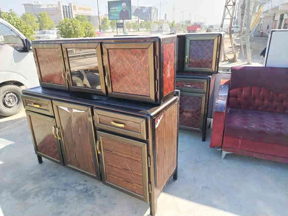 السلام عليكم كاونتر مستخدم للبيع العنوان المفرق الطرق والجسور مقابيل العزات بالاتجاهق السعر 200 وبي مجال للاستفسار ***********
