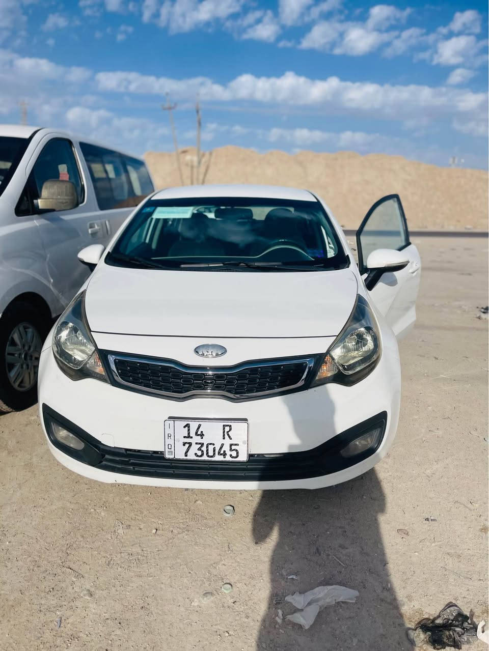 السلام عليكم كيه ريو 2014 خليجي سياره مكفوله كفاله عامه من الضربه والصبغ  بأسمي تحويل ثاني يوم   كير مكينه بلكارتون حداديه  جديده  كهربائيات كلها شغاله تبريد تدفئه شغاله السياره ما ناقصها برغي *********** متواجد واتساب  مكاني الزبير Singapore
