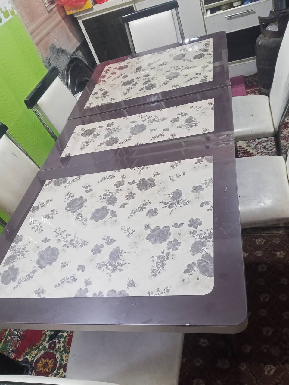 سلام عليكم
لبيع ميز طعام نضيف معه6كراسي 
مكاني كربلاء 
السعر 166 بي مجال 
***********
