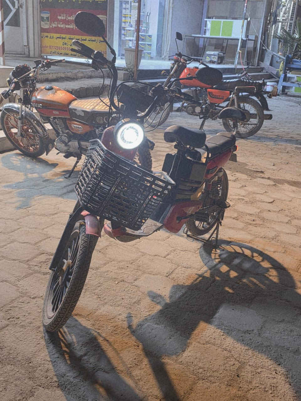 سلام وعليكم دراجه شحن شغاله من كلشي للبيع السعر ٣٥٠وببه مجال 
العنوان واسط العزيزيه 
الاتصال ***********
