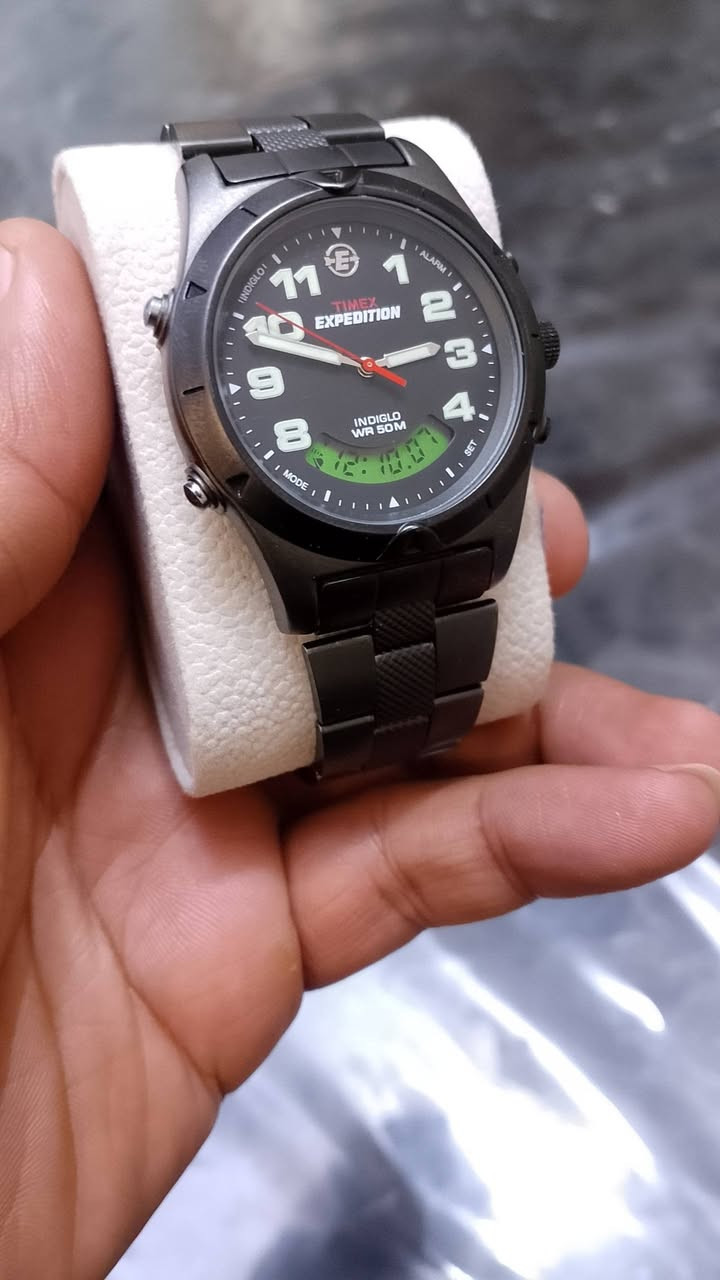 تايمكس إكسبيديشن 
أهم المميزات 
ساعة تجمع بين وظائف الكرونوغراف الرقمي والتناظري مزودة ب منبه وإضاءة ليلية بتقنية إنديجلو
تتميز الساعة بميناء أسود بالإضافة إلى وظائف الكرونوغراف وعرض اليوم والتاريخ والشهر  مع حساب أوقات اللفات والأجزاء ومؤقت عد تنازلي 24 ساعة
 ومنبه يومي وثلاث مناطق زمنية. زجاجها مصنوع من الكريستال المعدني المقاوم للصدأ والخدوش
 وهي مقاومة للماء حتى عمق 50 مترًا.


**إذا كنت صاحب هذا الإعلان وتريد حذفه لأي سبب، رجاءا أرسل رسالة إلى الدعم الفني**